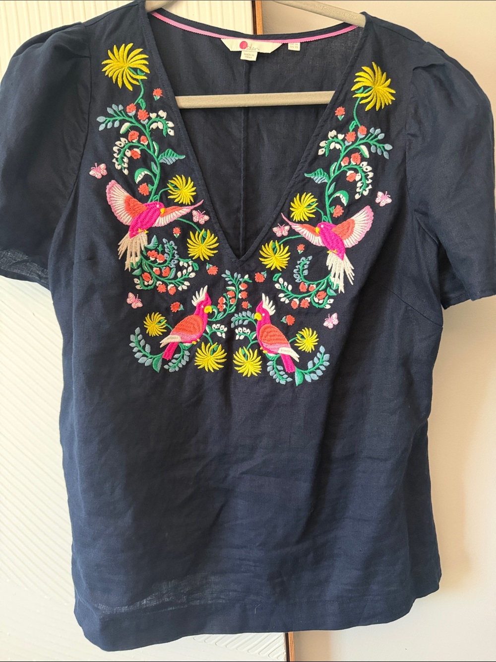 BODEN women’s Embroidered Navy V-Neck Women’s Top with Floral & Bird Motif sz10